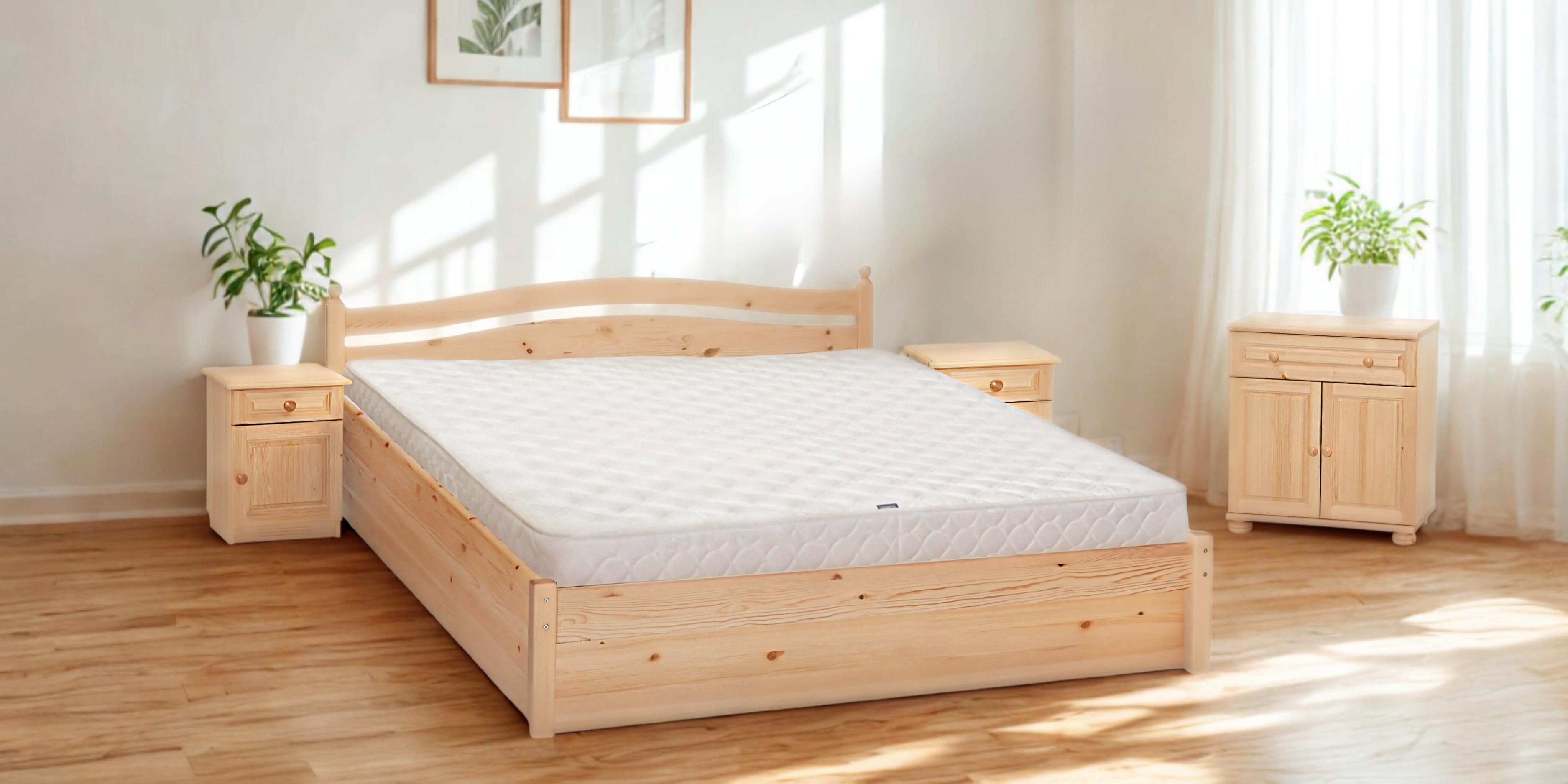 Ívelt, gombos, ágyneműtartós fenyőfa ágy 140x200 cm, 2 db 430-as éjjeliszekrénnyel és egy 123-as egy fiókos két ajtós komóddal