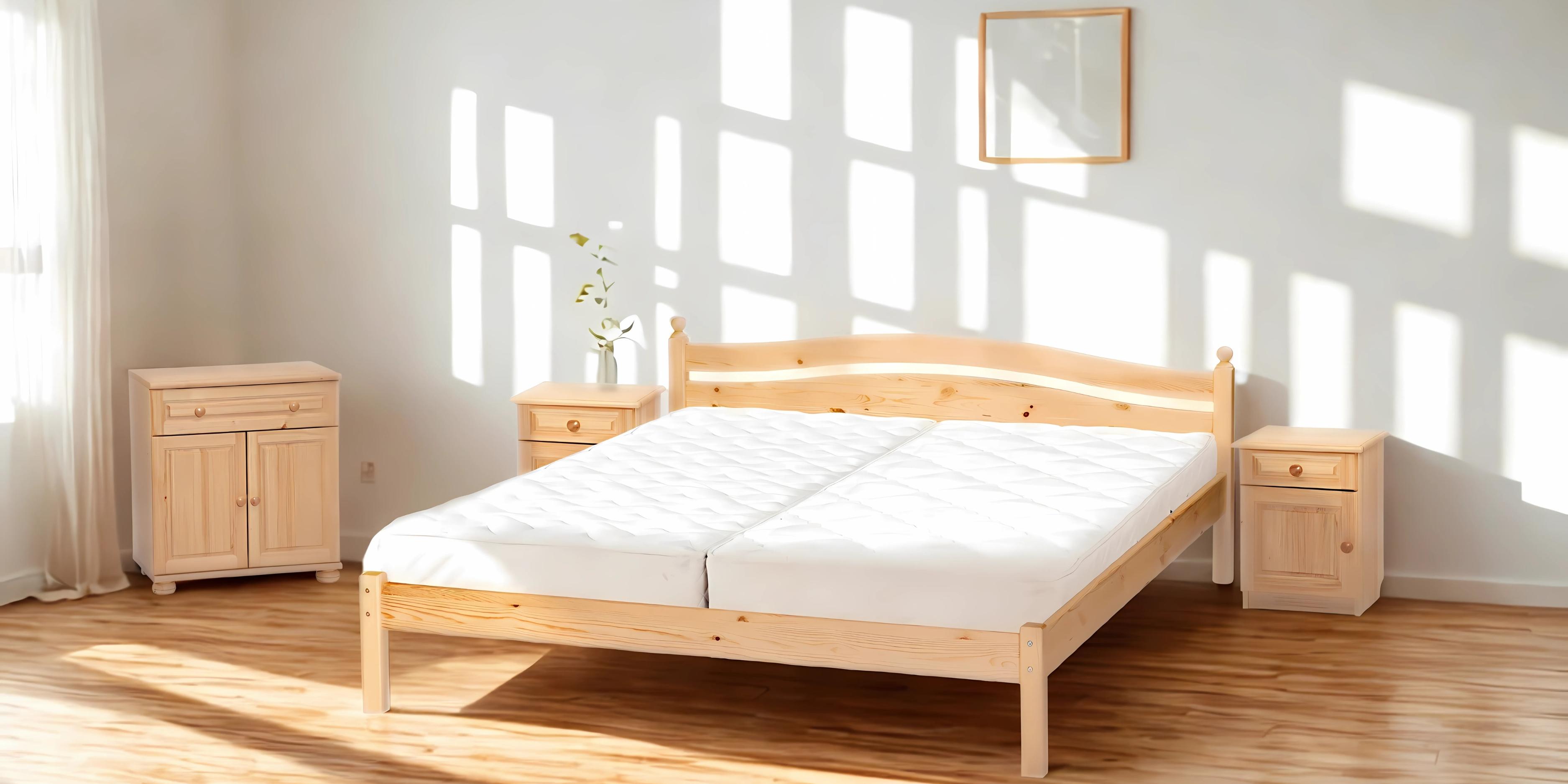 Ívelt, gombos, fix fenyőfa ágy 140x200 cm, 2 db 430-as éjjeliszekrénnyel és egy 123-as egy fiókos két ajtós komóddal